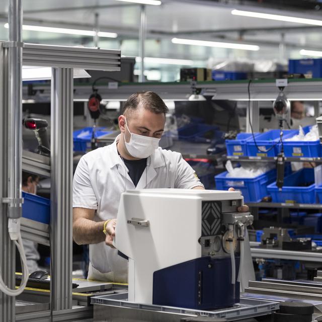 Montage d'un respirateur dans un atelier de l'entreprise Hamilton à Domat/Ems (Grisons). [Keystone - Alessandro della Valle]