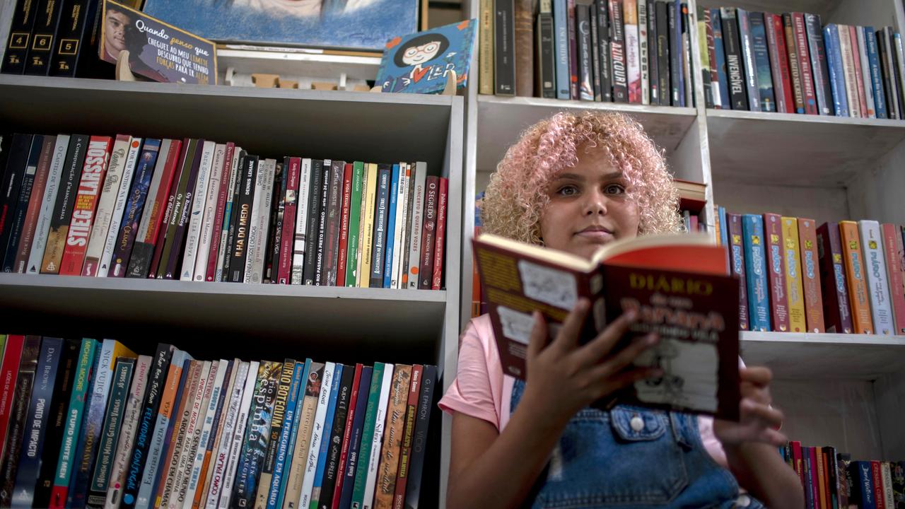 A seulement 12 ans, la jeune Lua a installé une bibliothèque publique dans une favela de Rio. [AFP - Mauro Pimentel]