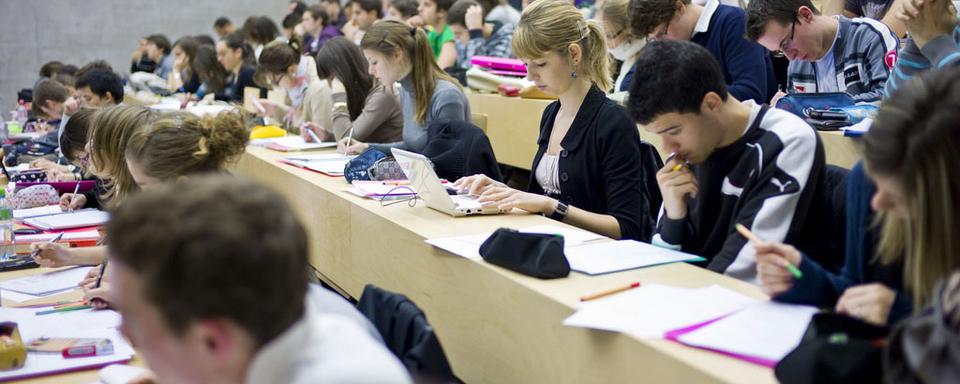 Les étudiants se questionnent la possibilité de passer les examens malgré le virus. [Keystone - Martin Rütschi]