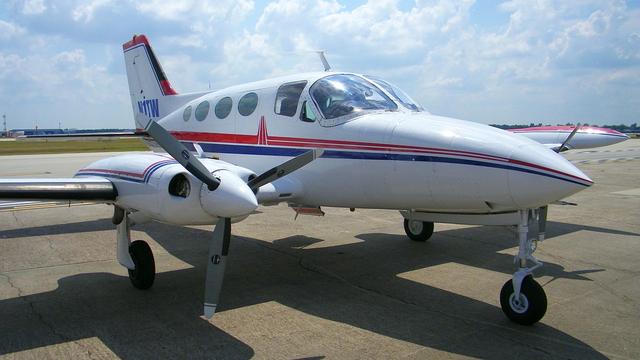 C'est un Cessna 414 comme celui-ci qui est utilisé par "Home Force One". [CC-BY-SA - Michael Bludworth]