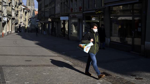 Pendant le semi-confinement, les actifs ont privilégié la marche ou la voiture pour se rendre au travail. [Keystone - Anthony Anex]