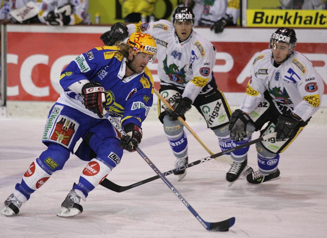 Joe Thornton, ici opposé aux Fribourgeois Patrick Howald et Lukas Gerber en novembre 2004, lors de son premier passage à Davos. [KEYSTONE - Arno Balzarini]