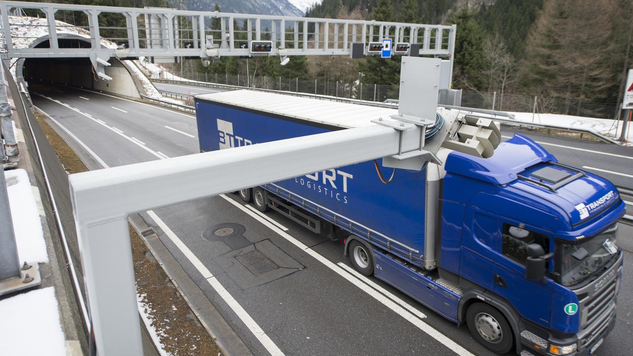 Quelque 898'000 camions et semi-remorques ont traversé les Alpes en 2019. [Keystone - Urs Flüeler]