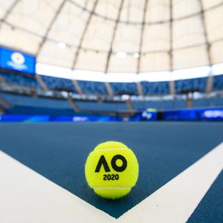 Une balle de tennis dans le Ken Rosewall Arena de Sydney, en Australie. [EPA/Keystone - James Gourley]