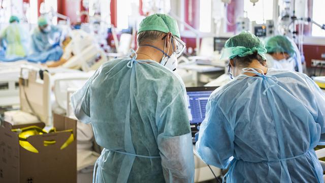 Des membres du personnel soignant à l'hôpital de Sion. [Keystone - Jean-Christophe Bott]