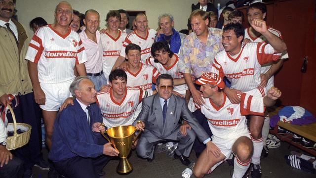 Les joueurs du FC Sion fêtent leur premier titre autour du président André Luissier. [Keystone]