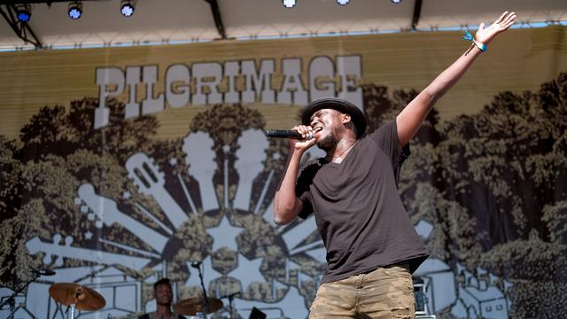 Nathanaël Dembélé du groupe Songhoy Blues sur scène en 2019. [AFP - Jason Kempin]