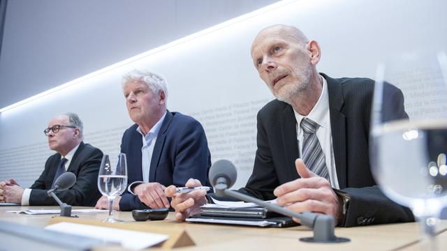 Boris Zuercher du SECO, Hans-Peter Lenz du DFAE et Daniel Koch de l'OFSP lors de la conférence de presse de mercredi. [Keystone - Marcel Bieri]