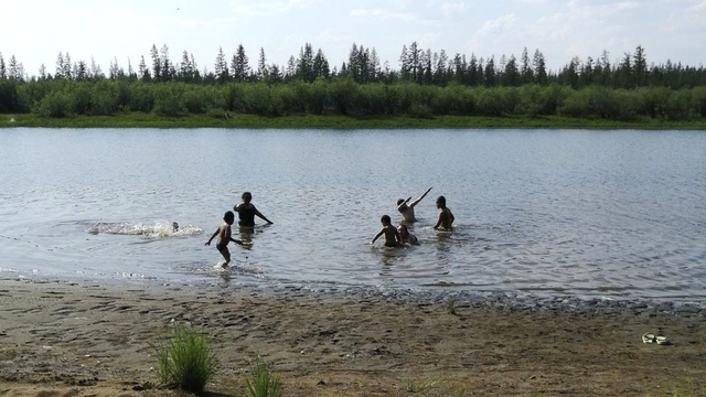 Baignade dans le lac Krugloe, à Verkhoïansk en Sibérie, dimanche 21.06.2020. [AP/Keystone - Olga Burtseva]