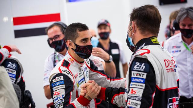 Sébastien Buemi (à gauche) peut se consoler avec sa victoire cette année aux 24 Heures du Mans. [Germain Hazard]