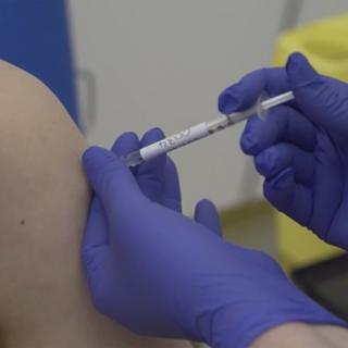 Les premières vaccinations ont débuté en Suisse. [AP - Oxford University Pool]