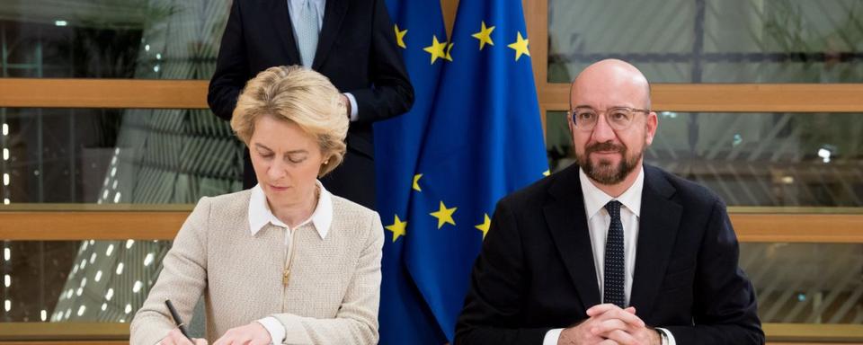 Les présidents de la Commission européenne et du Conseil européen Ursula von der Leyen et Charles Michel, en compagnie du négociateur européen Charles Michel. [Ursula von der Leyen sur Twitter]