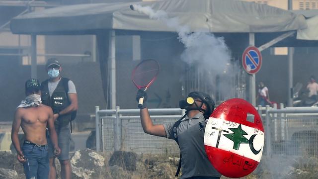 Un manifestant libanais dans les rues de Beyrouth le 6 juin 2020. [EPA/Keystone - Wael Hamzeh]