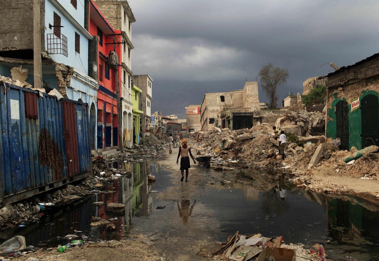 Une rue de Port-au-Prince quelques semaines après le séisme de 2010. [Keystone - AP/Jorge Saenz]