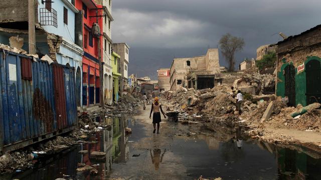 Une rue de Port-au-Prince quelques semaines après le séisme de 2010. [Keystone - AP/Jorge Saenz]