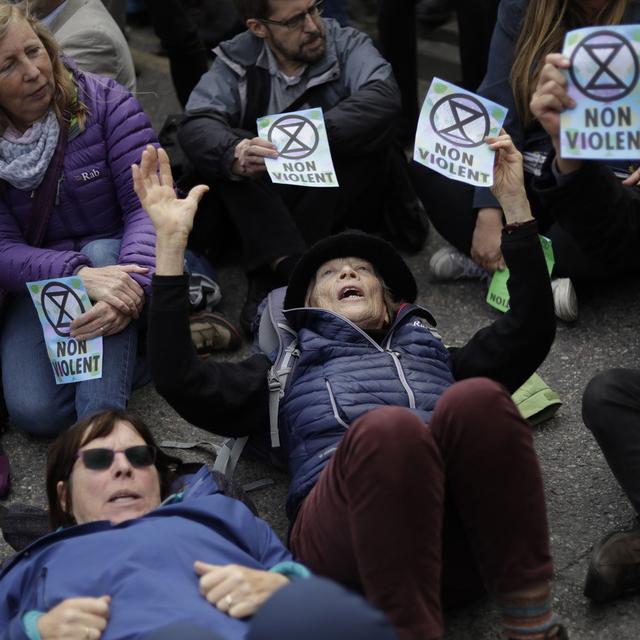 Des activistes d'Extinction Rebellion bloque une route menant au City Airport de Londres (octobre 2019). [Keystone - AP Photo/Matt Dunham]