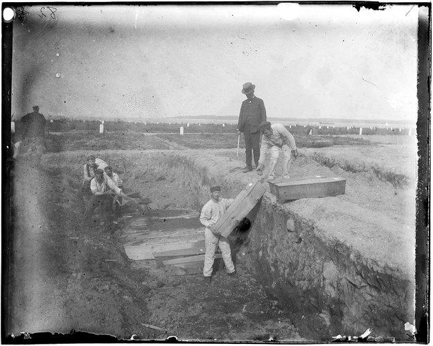 Une fosse commune à Potter's field, sur Hart Island, photographiée vers 1890. [CC/Museum of the City of New York - Jacob A. Riis]