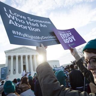 Des militants en faveur de l'IVG devant la Cour suprême des Etats-Unis. [AP Photo/Keystone - Jose Luis Magana]