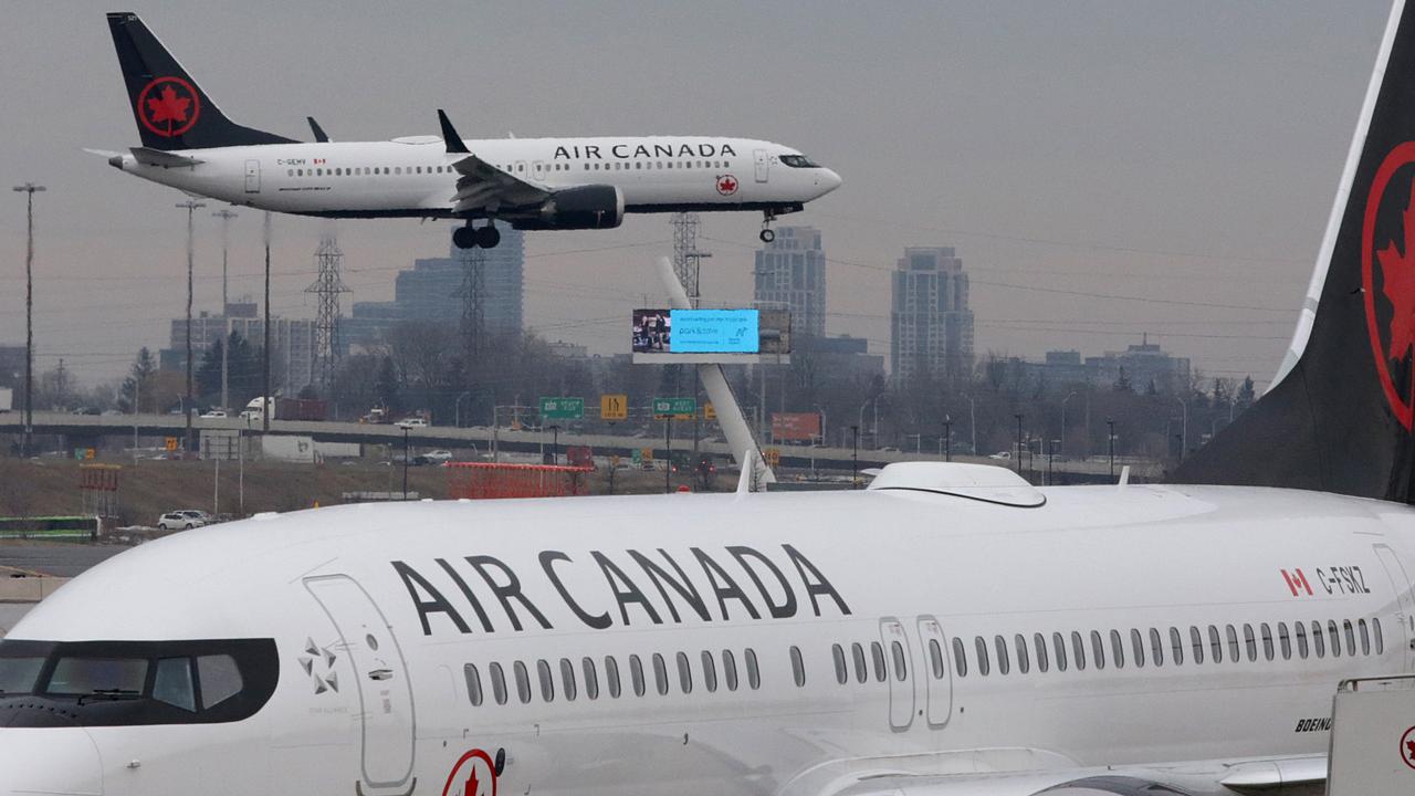 Un Boeing 737 MAX d'Air Canada atterrit à l'aéroport de Toronto. [Reuters - Chris Helgren]