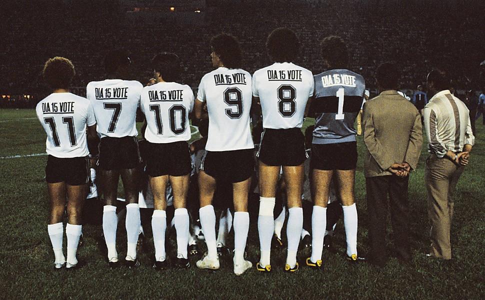 Les Corinthians portant un maillot incitant à aller voter. [Capture d'écran du documentaire "Democracia em Preto e Branco" (2014)]