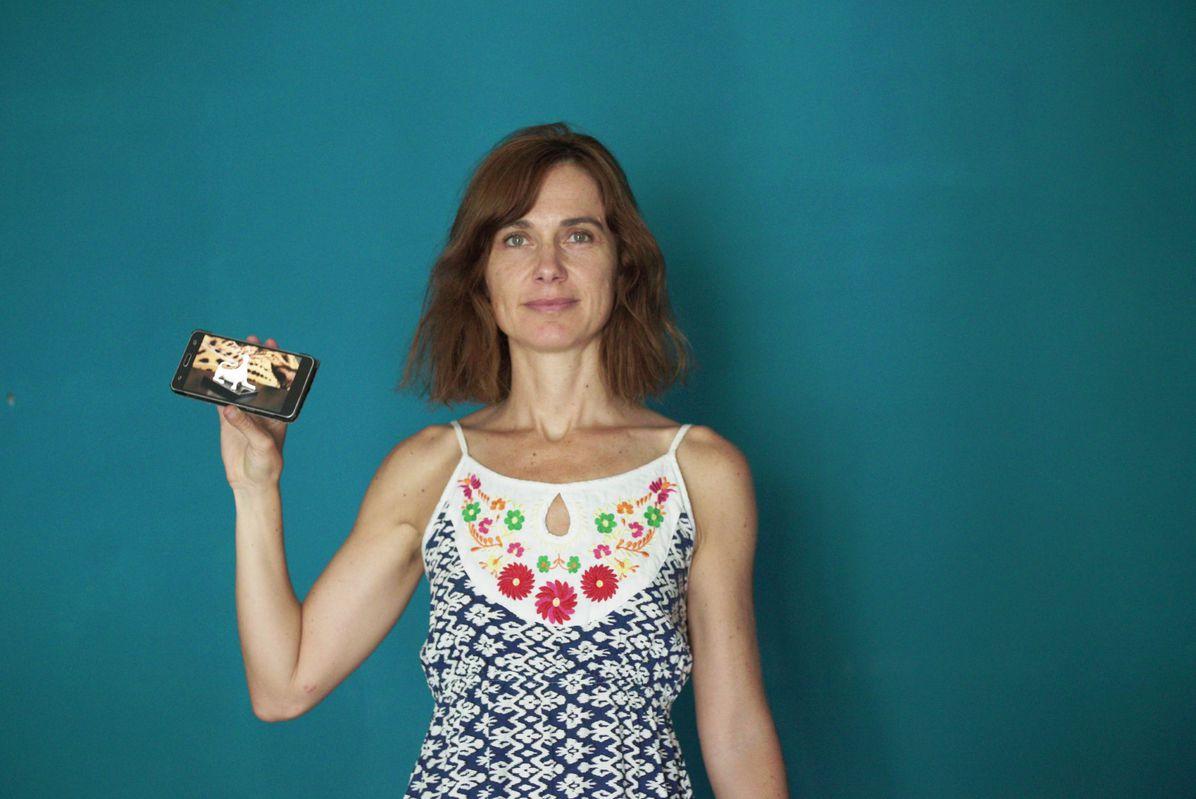La réalisatrice suisse Mari Alessandrini et son Léopard reçu pour "Zahori". [Festival de Locarno]