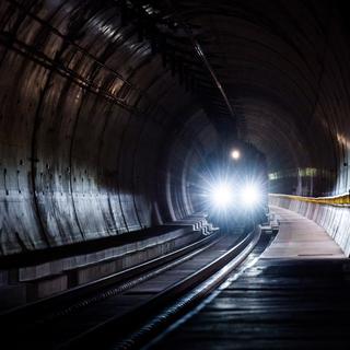Un train dans le tunnel de base du Ceneri à l'occasion d'un test en septembre 2020.
Ti-Press Alessandro Crinari
Keystone [Ti-Press Alessandro Crinari]