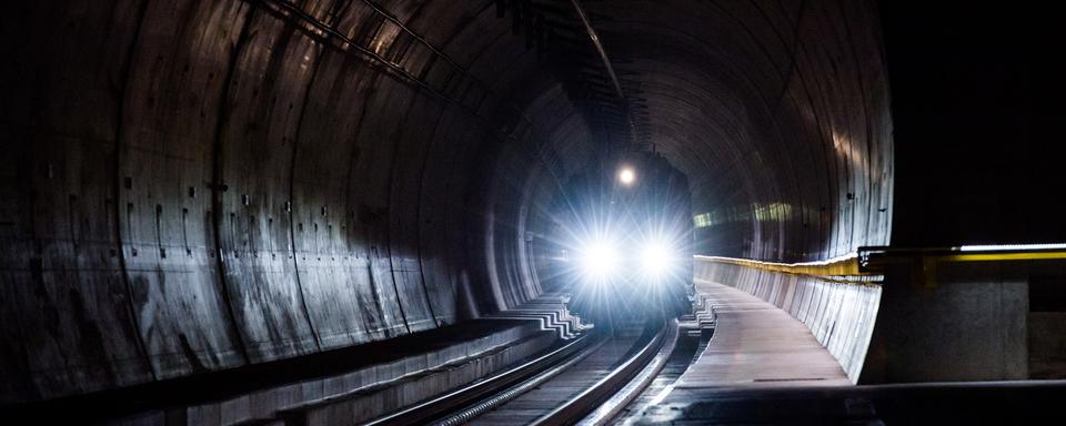 Un train dans le tunnel de base du Ceneri à l'occasion d'un test en septembre 2020.
Ti-Press Alessandro Crinari
Keystone [Ti-Press Alessandro Crinari]