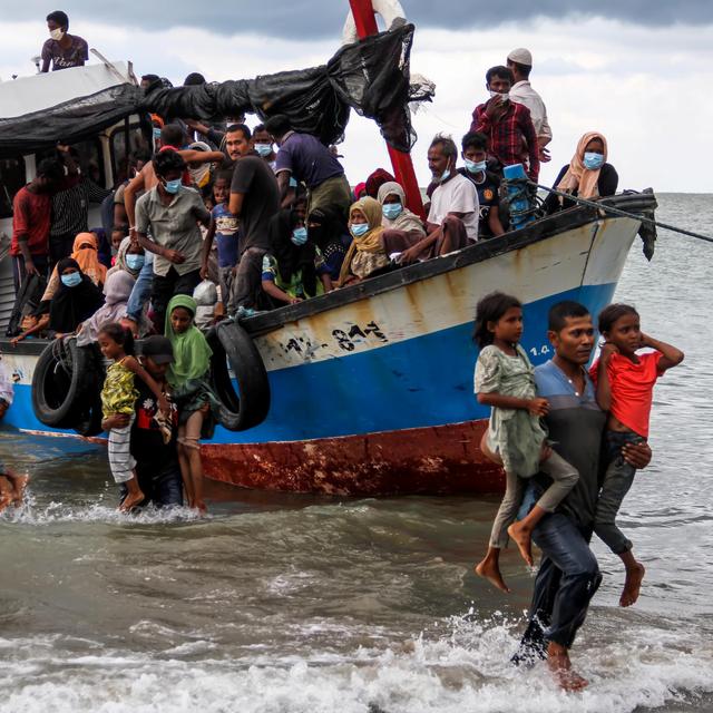 Des locaux qui aident des réfugiés rohingyas au nord de la côte d'Aceh à évacuer du bateau [REUTERS - Antara Foto/Rahmad]