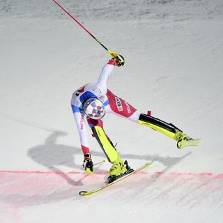 Daniel Yule passe péniblement la ligne d'arrivée de la seconde manche du slalom de Chamonix. [AP Photo/Keystone - Pier Marco Tacca]