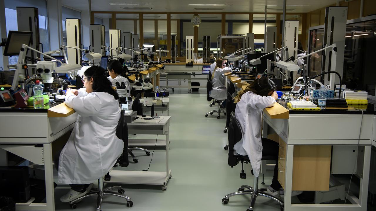 Des horlogers travaillent dans la manufacture Ulysse Nardin à La Chaux-de-Fonds, le 1er novembre 2019. [Keystone - Anthony Anex]