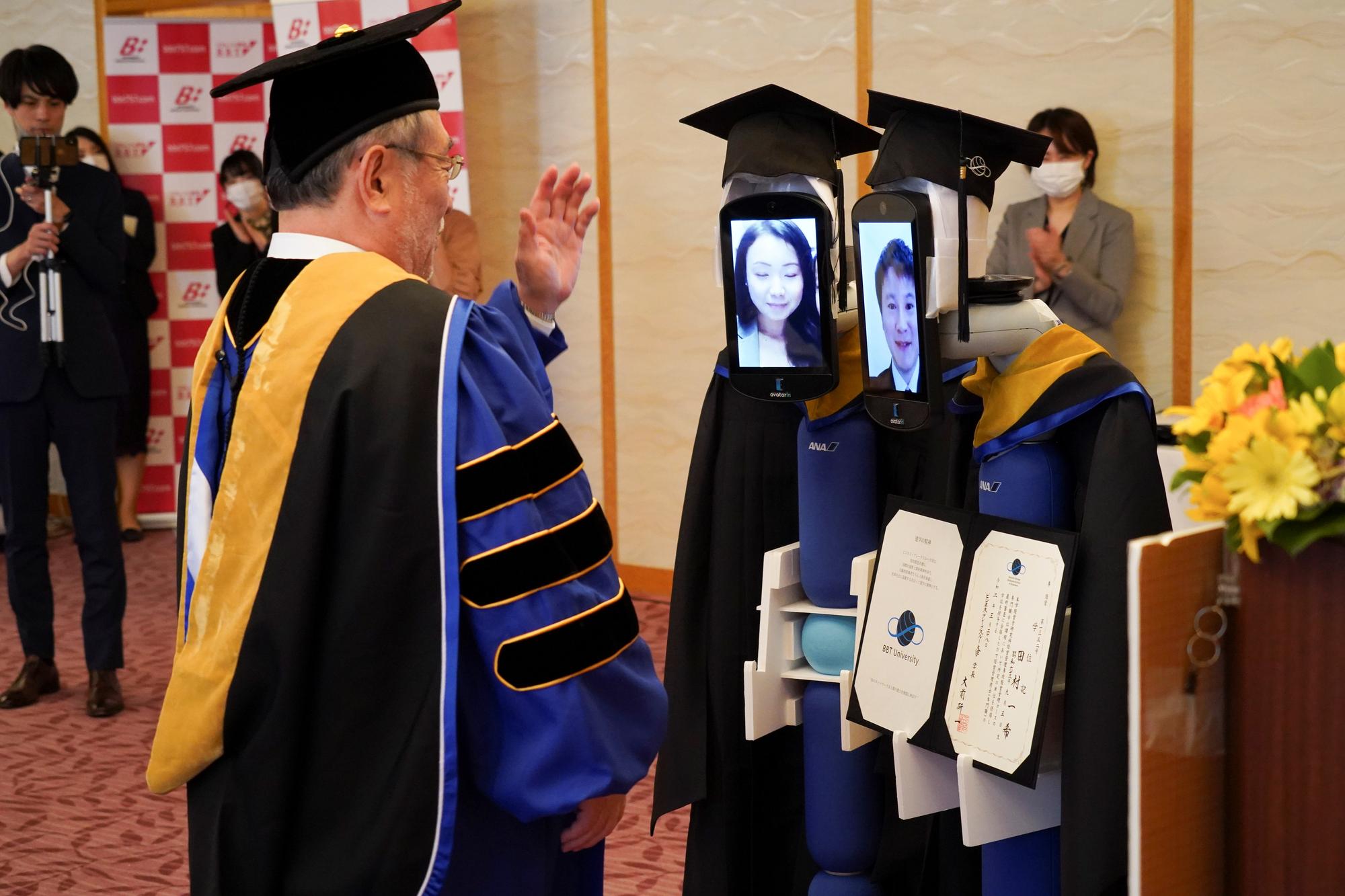Le président de la Business Breakthrough University a remis les diplômes à ses "étudiants" [Reuters - BBT UNIVERSITYx§x§]