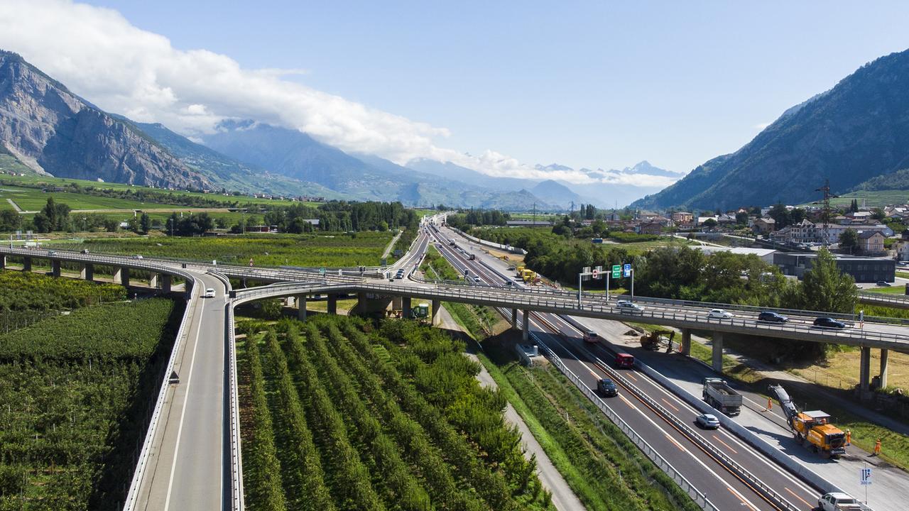 Deux anciens fonctionnaires de l'OFROU ont été condamnés pour avoir accepté des pots-de-vin dans le cadre de constructions de routes en Valais. [Keystone - Laurent Darbellay]