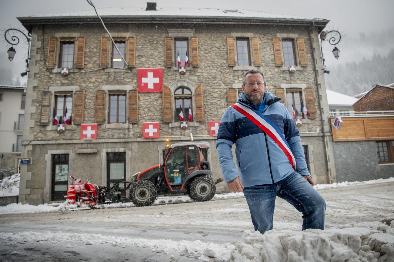 Nicolas Rubin, maire de la commune française de Châtel, proteste contre la décision du gouvernement français de fermer ses domaines skiables. [Keystone - Jean-Christophe Bott]
