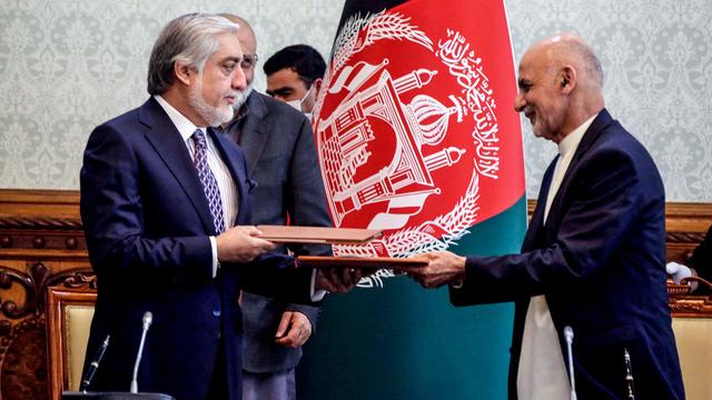 Abdullah Abdullah (gauche) et Ashraf Ghani lors de la signature de l'accord à Kaboul, 17.05.2020. [AFP - Office of Chief Executive of Afghanistan]