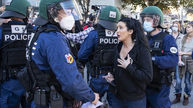 En Suisse, les "coronasceptiques" occupent de plus en plus la police. [Keystone - Peter Schneider]