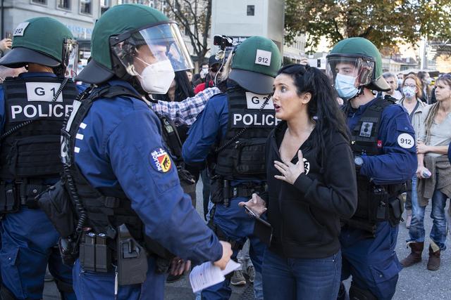 En Suisse, les "coronasceptiques" occupent de plus en plus la police. [Keystone - Peter Schneider]