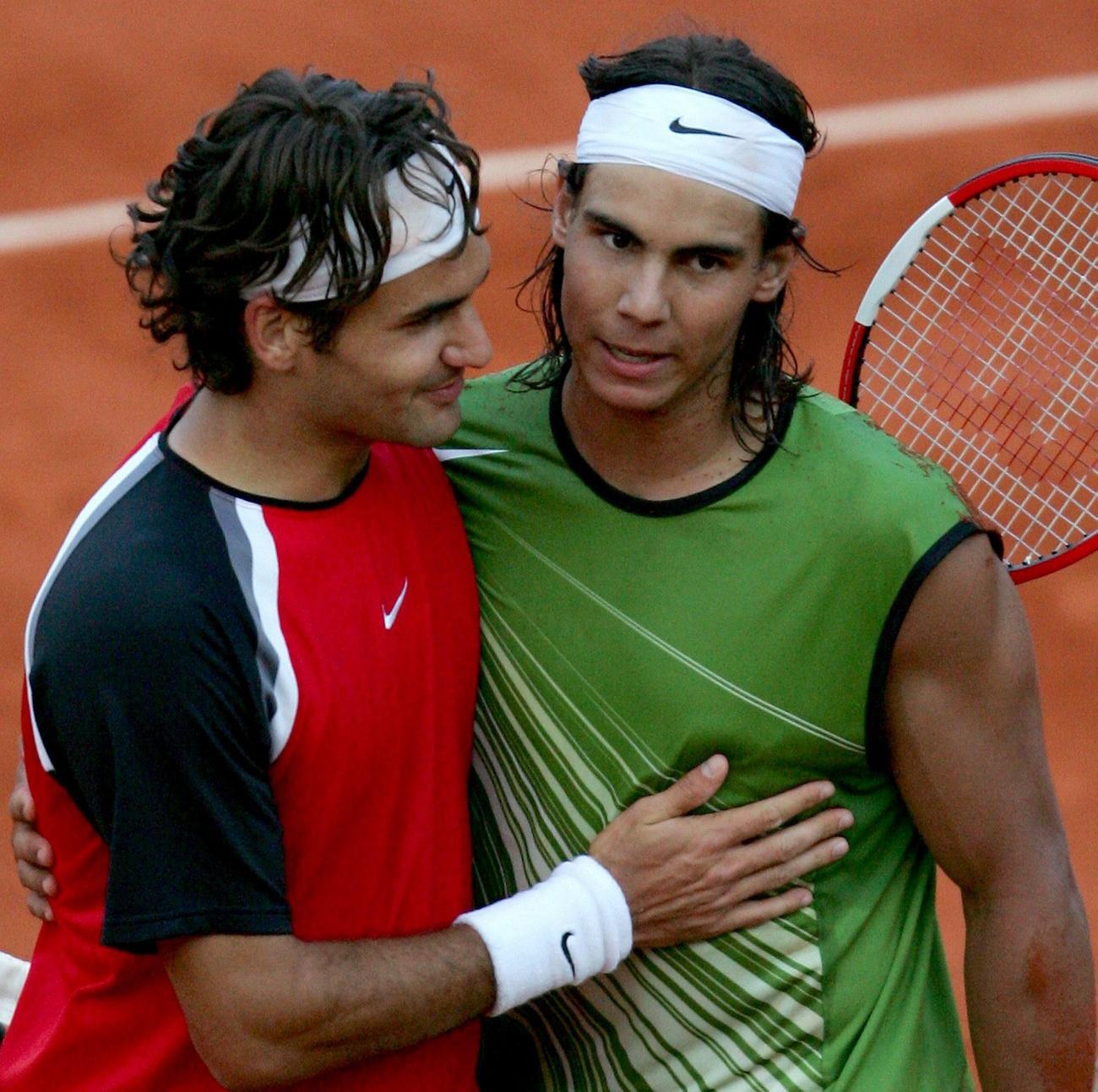 Demi-finale de Roland-Garros 2005: Roger Federer congratule son bourreau Rafael Nadal. Personne ne sait alors, et eux non plus, que tous deux vont écrire l'histoire du sport. [AP - OLIVIER HOSLET]