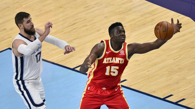 Capela (en rouge) tente de s'imposer devant le joueur des Grizzlies Valanciunas. [Brandon Dill]