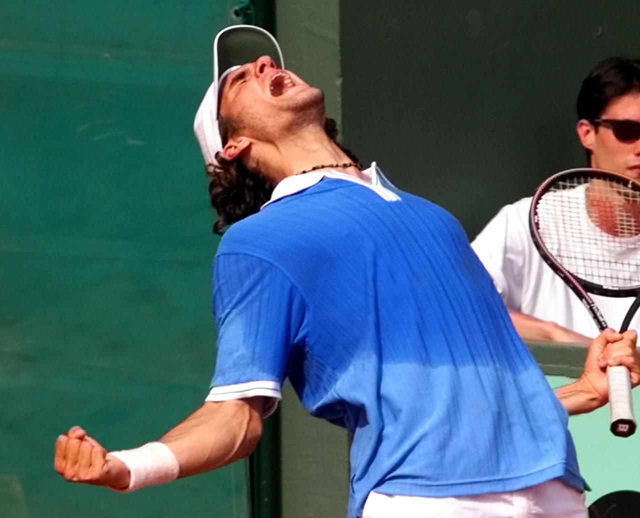 Roger Federer, en l'an 2000, soulagé d'avoir battu Michel Kratochvil à l'arraché. [AFP - Laurent Rebours]