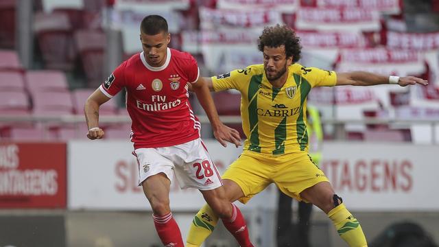 Julian Weigl, ici à la lutte avec Joao Pedro quelques minutes avant l'assaut contre le bus de Benfica, est l'un des deux joueurs blessés. [AP - Tiago Petinga]