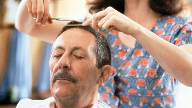 Jean Rochefort dans "Le mari de la coiffeuse" (1990) de Patrice Leconte. [AFP - ©Patrick Camboulive / Collection ChristopheL]