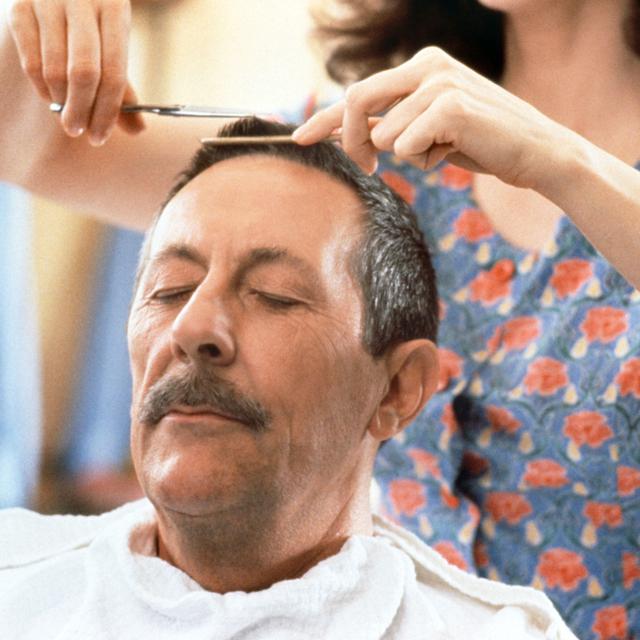 Jean Rochefort dans "Le mari de la coiffeuse" (1990) de Patrice Leconte. [AFP - ©Patrick Camboulive / Collection ChristopheL]