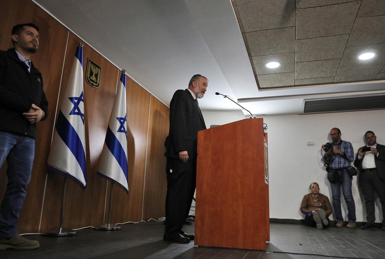 Le 21 novembre, le procureur général Avichaï Mandelblit a annoncé l'inculpation de Benjamin Netanyahu pour "corruption", "malversations" et "abus de confiance" dans trois affaires différentes. [Keystone/epa - Abir Sultan]