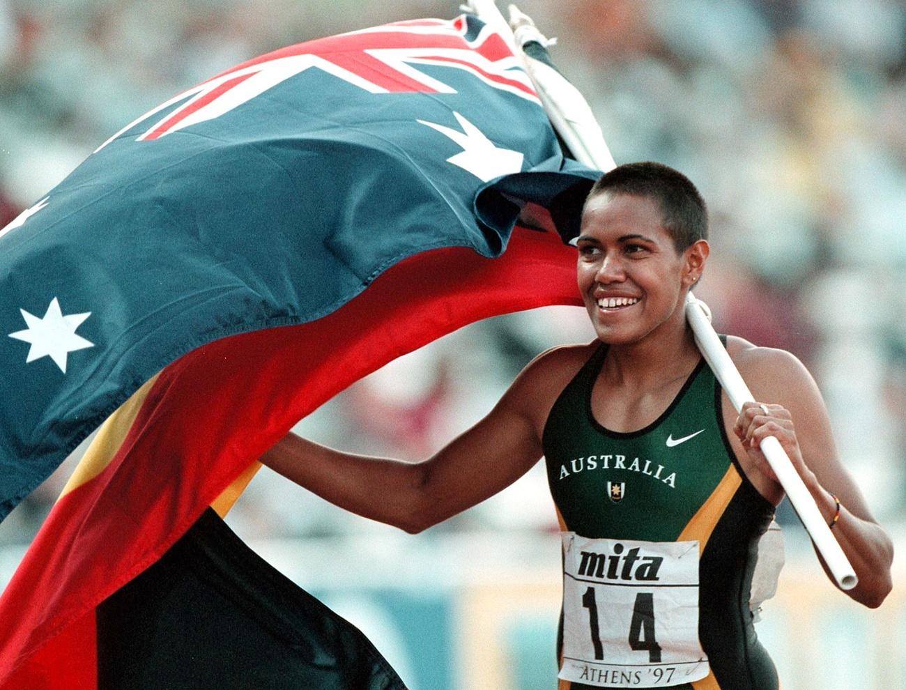 Cathy Freeman a porté les drapeaux australien et aborigène à plusieurs reprise, comme ici après avoir remporté la finale du 400 m féminin aux championnats du monde d'athlétisme d'Athènes le 4 août 1997. [keystone - Louisa Gouliamaki]