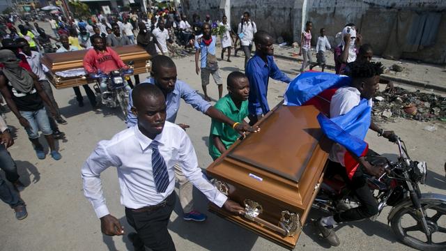 Le mouvement de révolte à Haïti dénonce la corruption, qui empêche le pays de se reconstruire. [AP Photo/ Keystone - Dieu Nalio Chery]