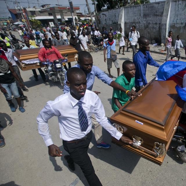 Le mouvement de révolte à Haïti dénonce la corruption, qui empêche le pays de se reconstruire. [AP Photo/ Keystone - Dieu Nalio Chery]