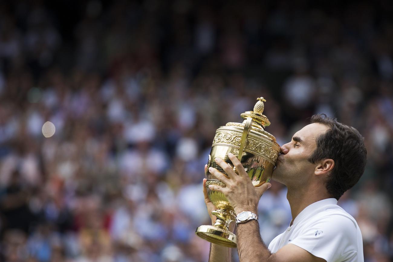 Roger Federer qui embrasse le trophée de Wimbledon en 2017. Ah, on aurait tant aimé voir la même image en 2019... [Keystone - Peter Klaunzer]