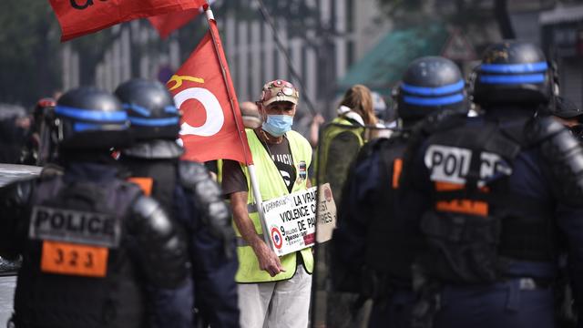 Un millier de "gilets jaunes" se sont rassemblés à Paris. [Keystone/EPA - Julien de Rosa]