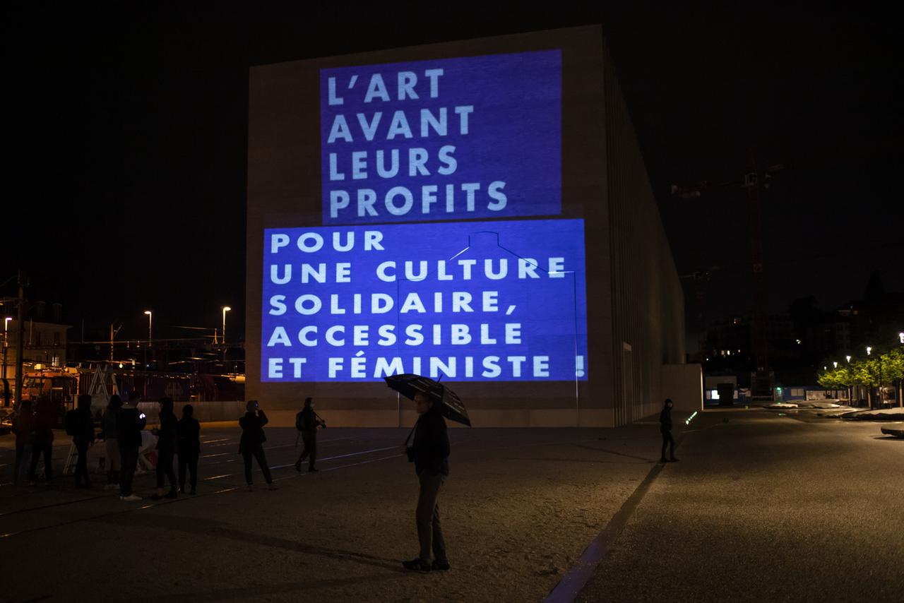 Des slogans ont été projetés sur la façade du Musée cantonal des Beaux-Arts à Lausanne. [Keystone - Jean-Christophe Bott]