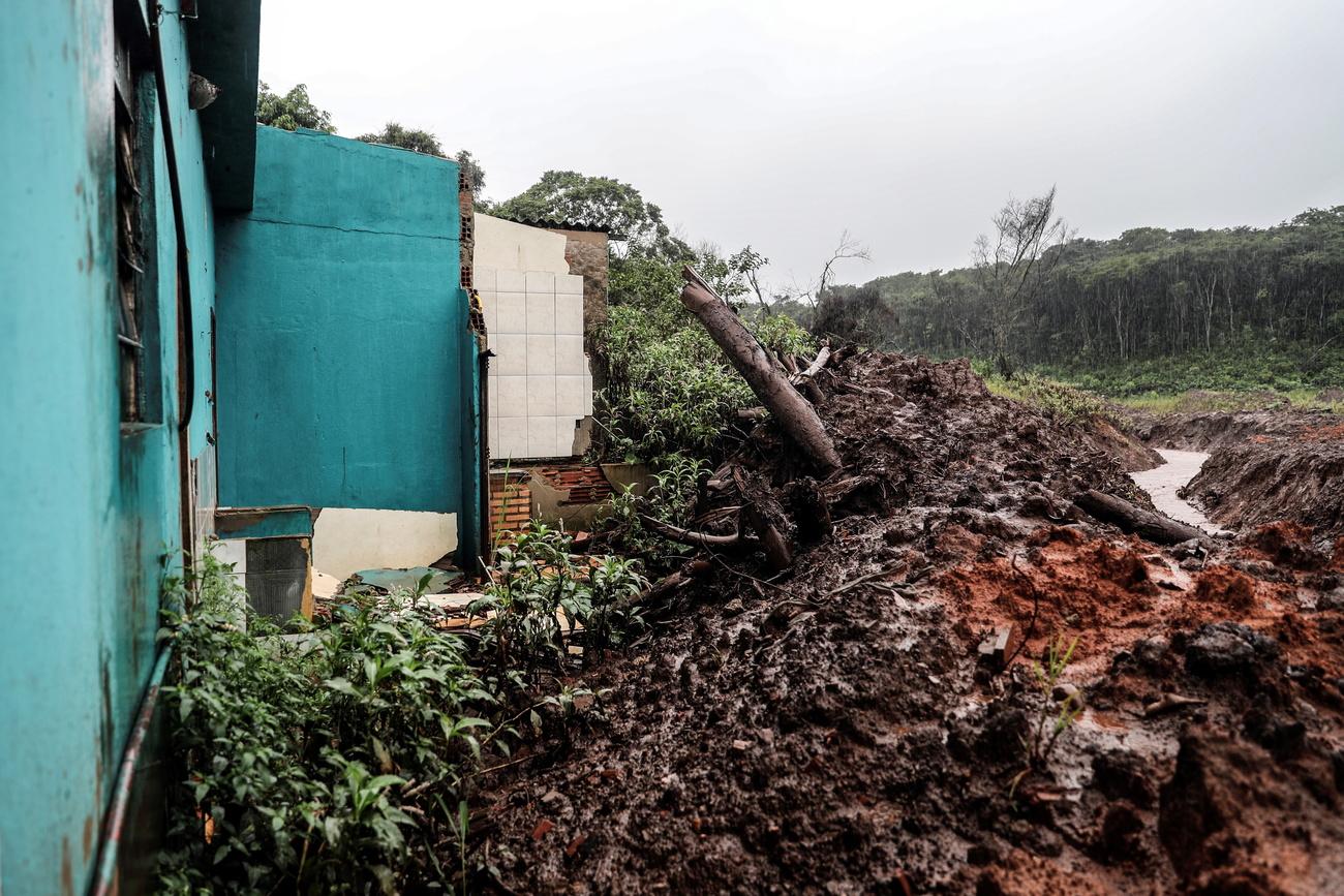 Les restes d'une maison détruite par la boue libérée par la rupture du barrage Brumadinho, photographiée le 23 janvier 2020. [Keystone - EPA/Antonio Lacerda]